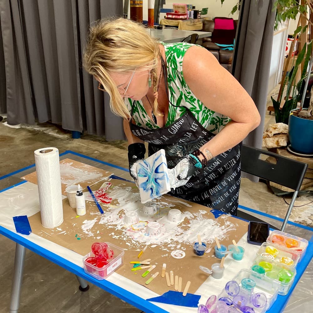 Acrylic Flow Art by Anja Yamaji Profile Picture