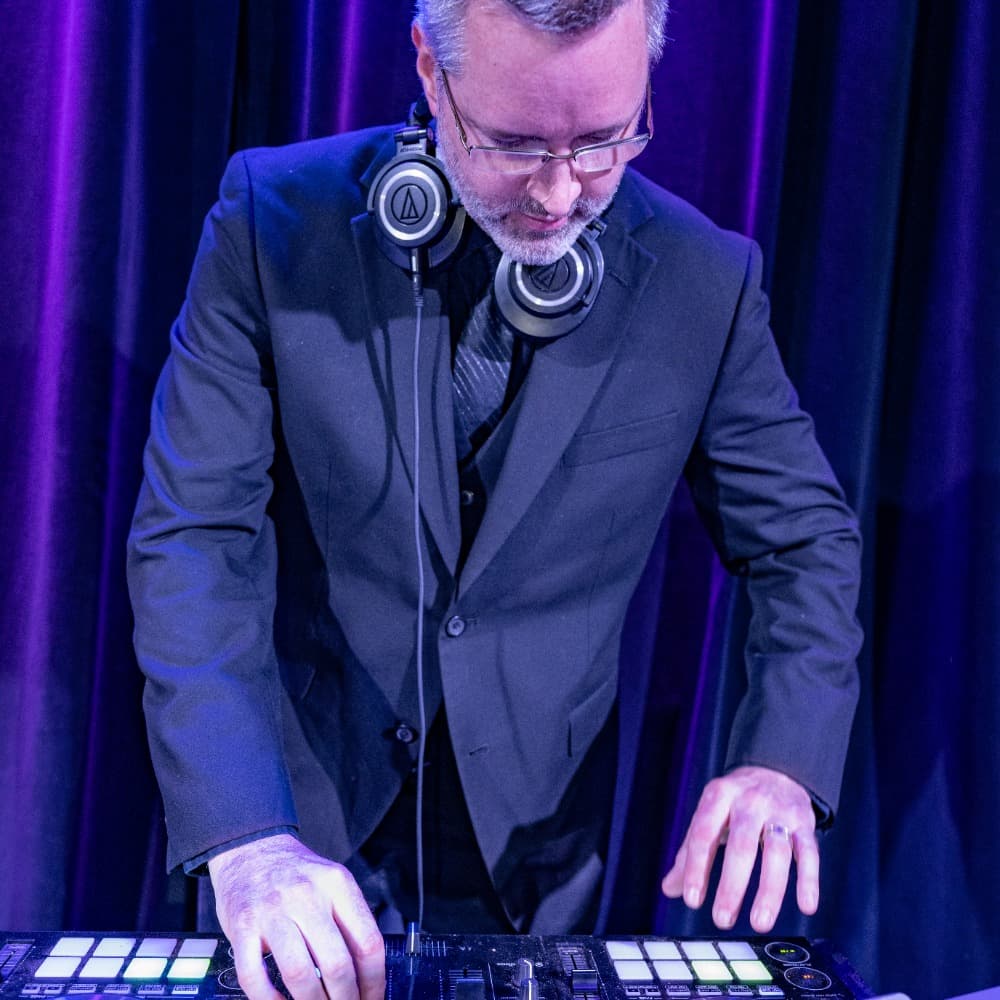 The Mix-DJ/Band Hybrid Image #4
