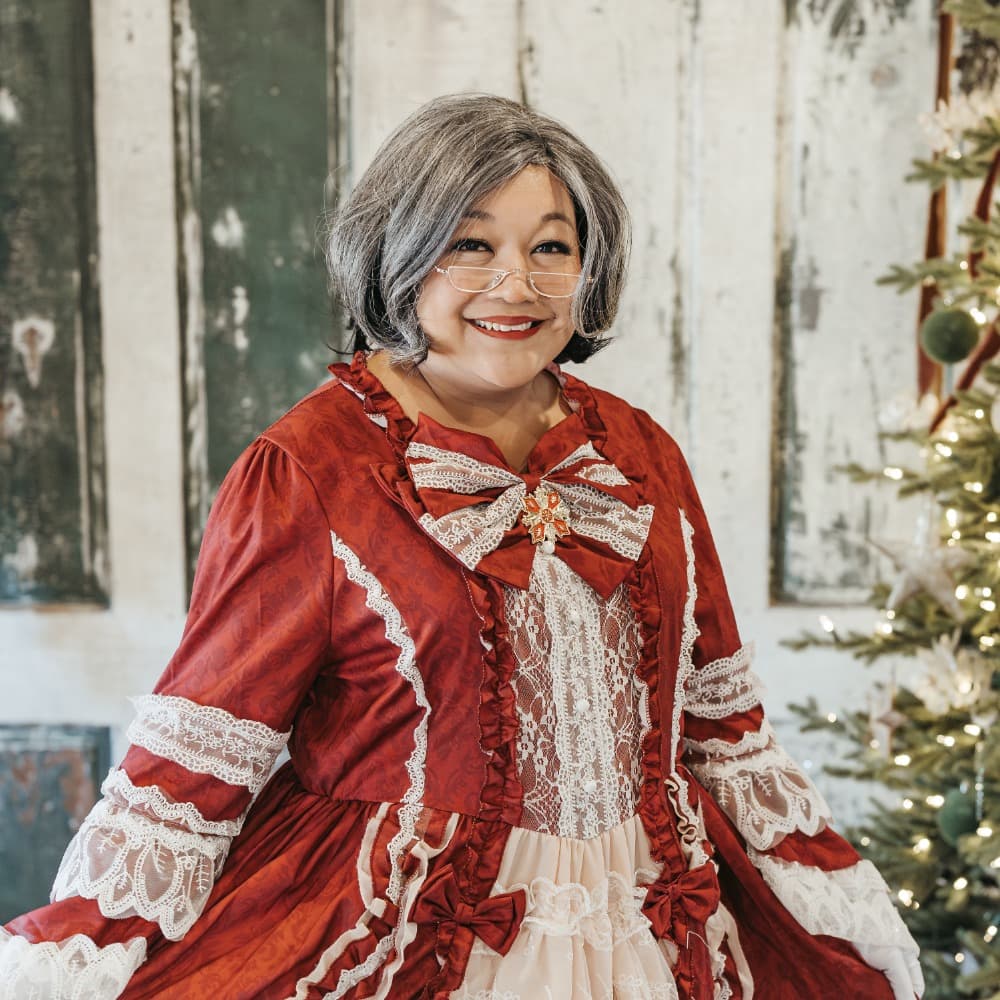 That Filipina Mrs. Claus - Aila Cringle Image #1