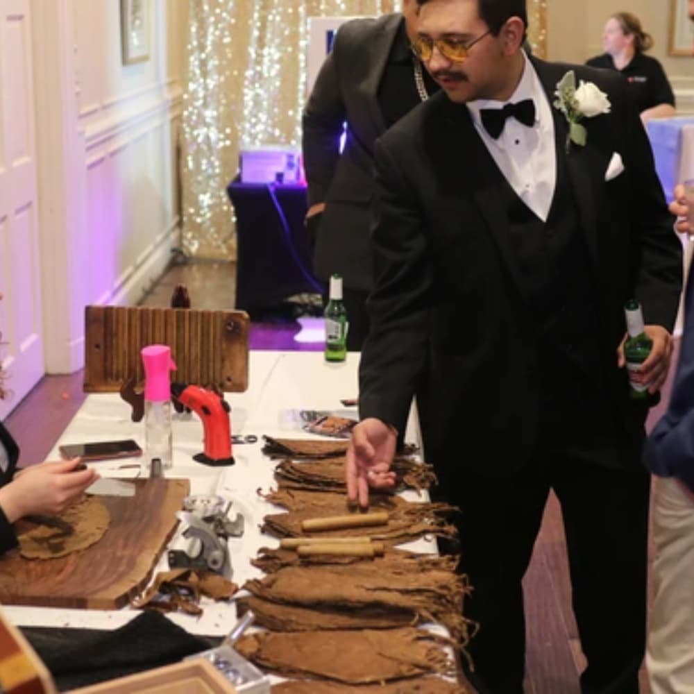 LIVE CIGAR ROLLER DEMONSTRATION Image #1