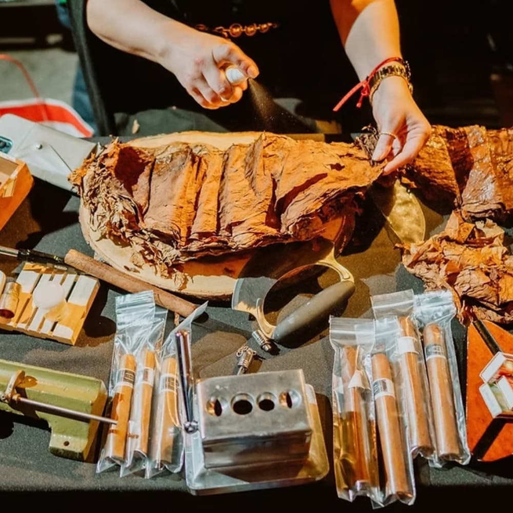 LIVE CIGAR ROLLER DEMONSTRATION Image #2