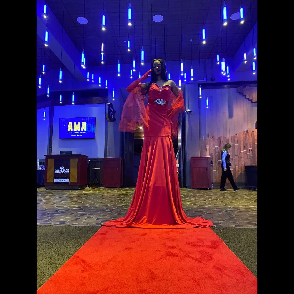 Living Red Carpet Performer Image #2