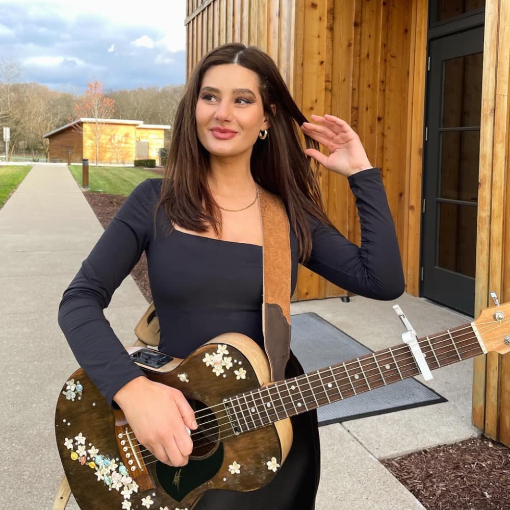 Lauren Vale Image #2