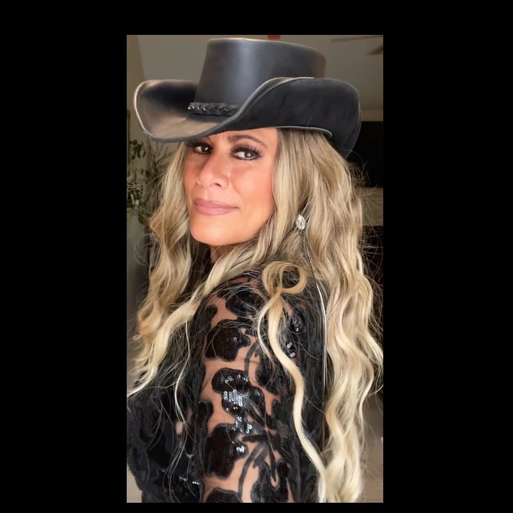 Lainey Wilson Impersonator - Michelle Spaziano Image #4