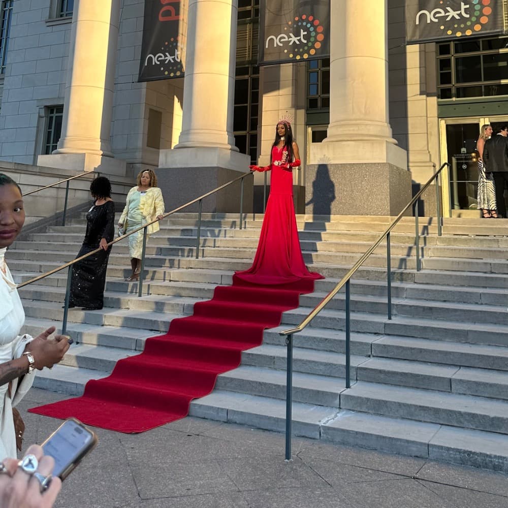 Living Red Carpet Performer Image #2