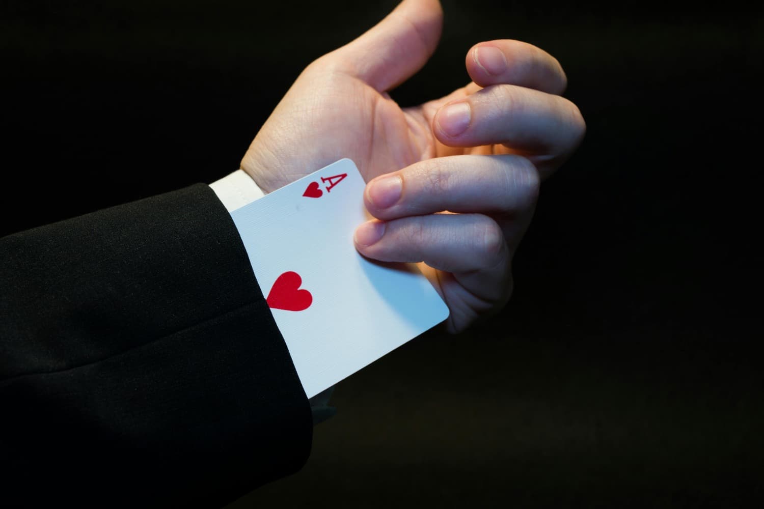 Why Strolling Magic is Your Answer to Boring Event Gaps (Without Being Overbearing)