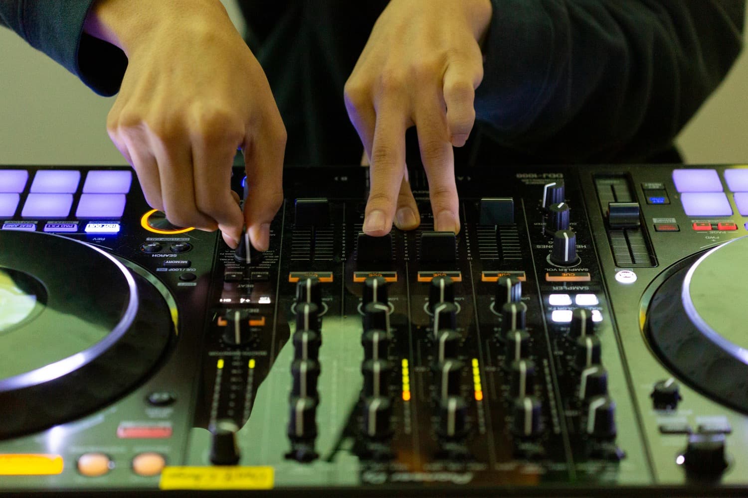 Service with a Smile: How the Right Entertainment Transforms Corporate Events